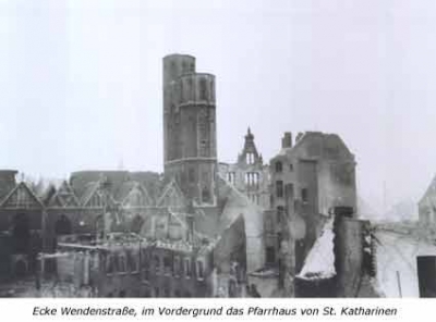 Ecke Wendenstraße, im Vordergrund das Pfarrhaus von St. Katharinen