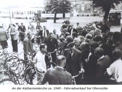 An der Katharinenkirche ca. 1949 - Fahrradverkauf bei Ofenmüller